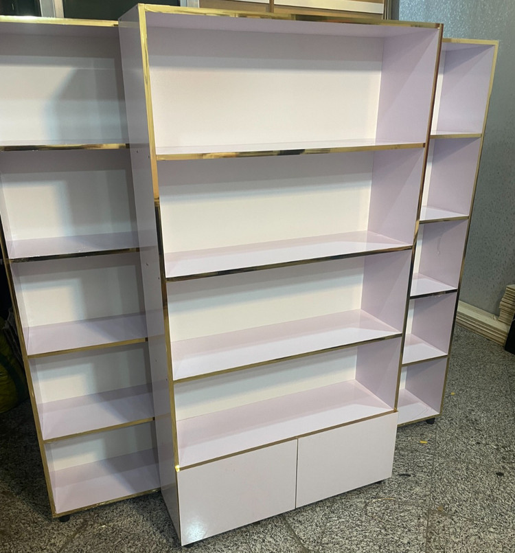 قفسه و کتابخانه مدرن پنجطبقه با درب دوقلو پایین، عرض ۹۰ عمق ۳۰ ارتفاع ۱۹۰ سانتیمتر، لبهطلایی شیک مناسب دکور منزل و فروشگاه