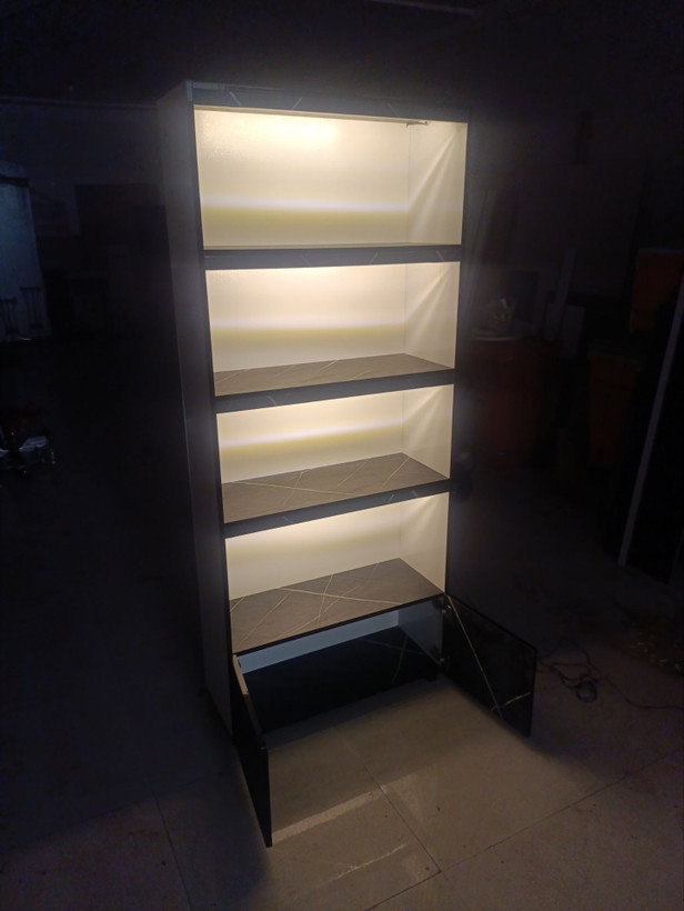 عرض ۸۰ عمق ۳۰ ارتفاع ۱۹۰ چهار طبقه لامپ دار LED دو باکس پایین مشکی طرح سنگ پایه های قابل تنظیم